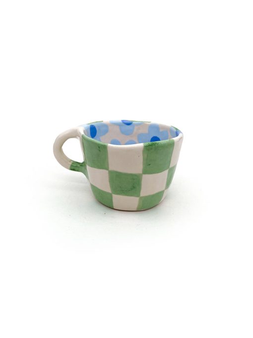 håndlavet keramik kop fra Posy Keramik med grønne tern udenpå og blå blomster indvendig. Koppen er håndlavet i Tyrkiet af Australske Emily.