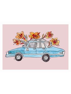Blooming Car plakat fra Krull Studio med retro blå bil med orange orkideer der kommer ud af toppen og vinduerne på bilen.