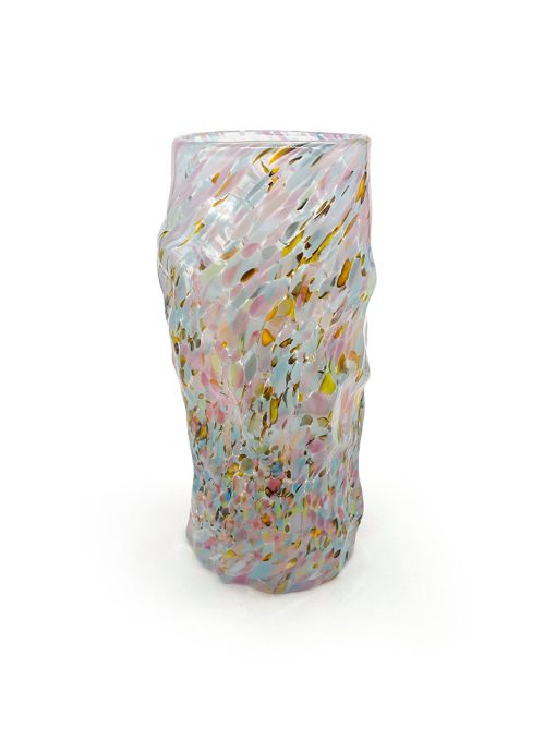 Stor mundblæst konfettivase i multifarvet farvet glas med organiske former fra Marie Retpen. Vasen er mundblæst i Odense på Fyn.