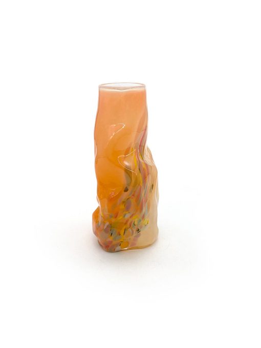 Mundblæst glasvase i ferskenfarvet glas med organiske former fra Marie Retpen. Vasen er mundblæst i Odense på Fyn.