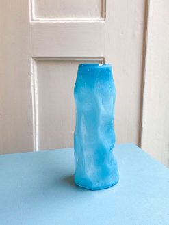 Mundblæst glasvase i blå farvet glas med organiske former fra Marie Retpen. Vasen er mundblæst i Odense på Fyn.
