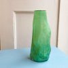 Mundblæst glasvase i mørkegrøn farvet glas med organiske former fra Marie Retpen. Vasen er mundblæst i Odense på Fyn.