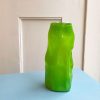 Mundblæst glasvase i grøn farvet glas med organiske former fra Marie Retpen. Vasen er mundblæst i Odense på Fyn.