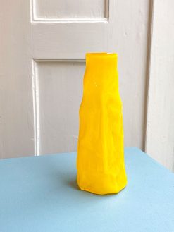 Mundblæst glasvase i gul farvet glas med organiske former fra Marie Retpen. Vasen er mundblæst i Odense på Fyn.