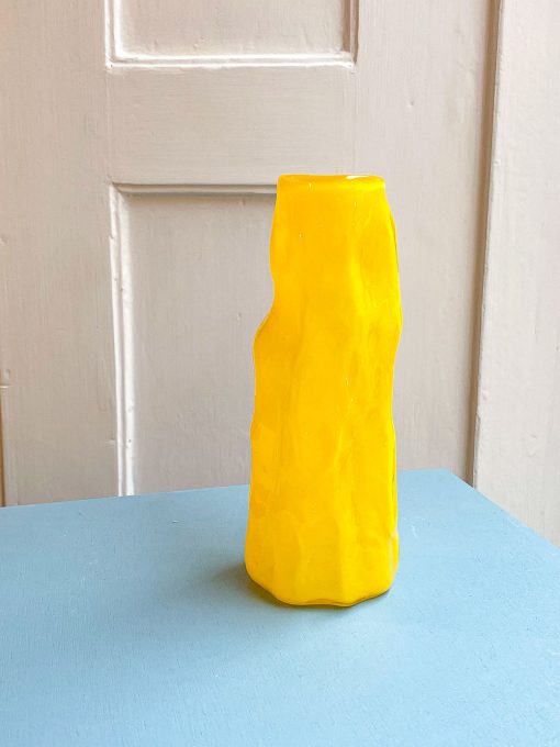 Mundblæst glasvase i gul farvet glas med organiske former fra Marie Retpen. Vasen er mundblæst i Odense på Fyn.
