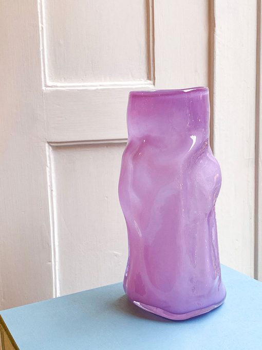 Mundblæst glasvase i lilla farvet glas med organiske former fra Marie Retpen. Vasen er mundblæst i Odense på Fyn.