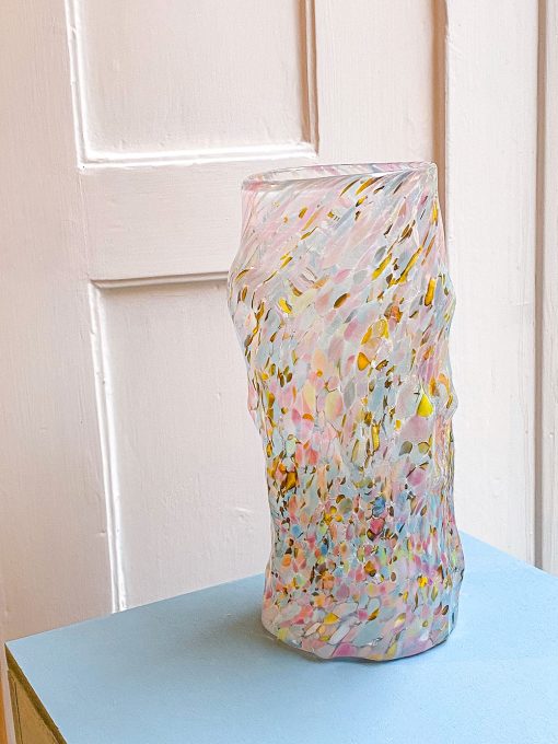 Mundblæst glasvase i forskellig farvet glas med organiske former fra Marie Retpen. Vasen er mundblæst i Odense på Fyn.