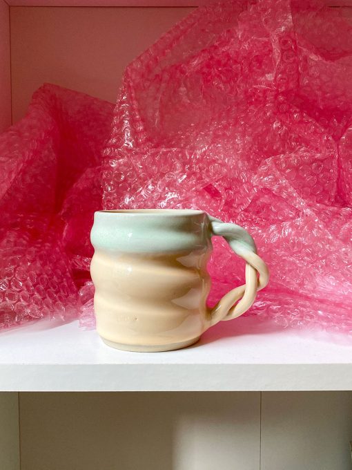 Pastelfarvede keramikkopper med unik glasur, swirl og snoet hank. Koppen er håndlavet hos Finemik her i Danmark.