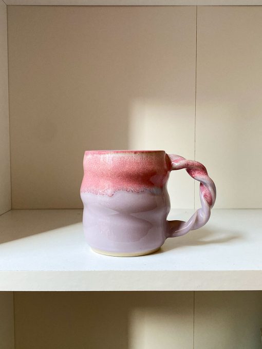 Pastelfarvede keramikkopper med unik glasur, swirl og snoet hank. Koppen er håndlavet hos Finemik her i Danmark.