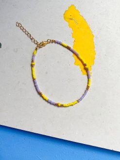 perlearmbånd fra Lulo Jewelry I lilla og gul med forgyldt lukning og kædeforlænger