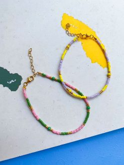 perlearmbånd fra Lulo Jewelry I pink og grøn med forgyldt lukning og kædeforlænger