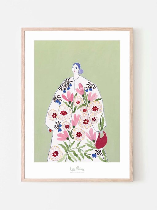 A3 plakat af smuk kvinde i en fyldig frakke med store lyserøde og rosa blomster fra La Poire