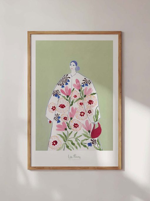 A3 plakat af smuk kvinde i en fyldig frakke med store lyserøde og rosa blomster fra La Poire