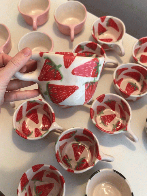 stor jordbær kop fra Posy Ceramics. En kop der sagtens kan rumme en stor kop te eller kaffe. Der er store jordbær udenpå og indeni koppen.