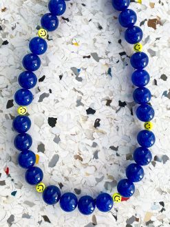 Mørkeblå perlekæde med store blå jadesten opdelt af små gule smileyperler.