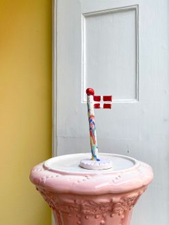 keramikflag fra The Clay Play med dannebrog i hvid og splash med lyserød fod