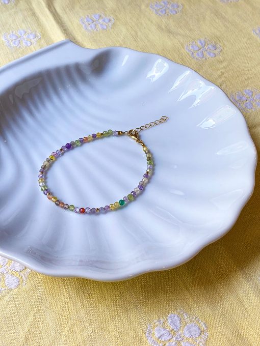 Perlearmbånd fra Lulo Jewelry med smykke perler i forskellige farver og med forgyldt lås og kæde forlænger. Armbåndet er håndlavet i Sønderjylland.