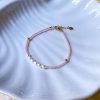 perlearmbånd i rosa med ferskvandsperler og forgyldte detaljer fra Lulo Jewelry