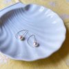 half moon øreringe I sølv med en lille rund ferskvandsperle i enden håndlavet hos Lulo Jewelry