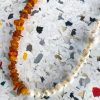 Perlehalskæde med perler af rav og smukke ferskvandsperler i forskellige størrelser. Kæden er håndlavet i København.