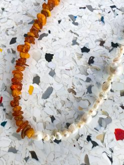 Perlehalskæde med perler af rav og smukke ferskvandsperler i forskellige størrelser. Kæden er håndlavet i København.