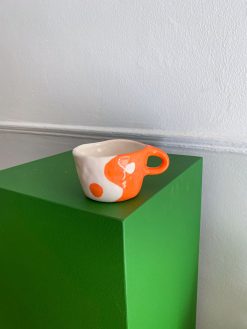 yin og yang kop i orange og hvid med hank fra Posy Ceramics