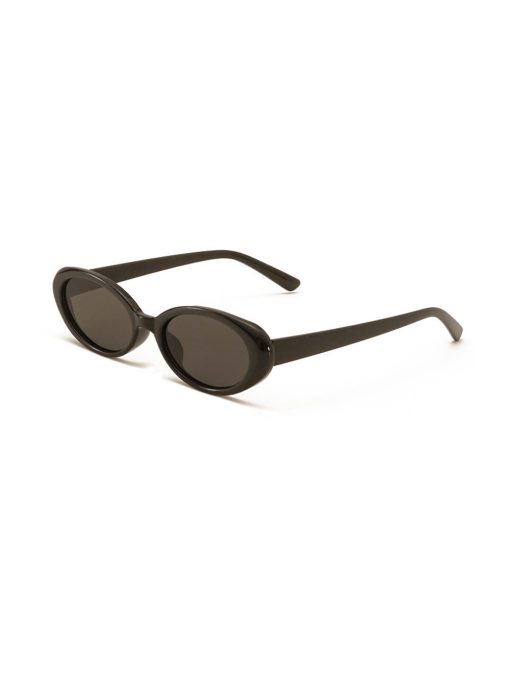 ovale solbriller med sort stel med sort glas.