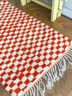 ternet gulvtæppe i det blødeste uld med tern i hvid og orange.