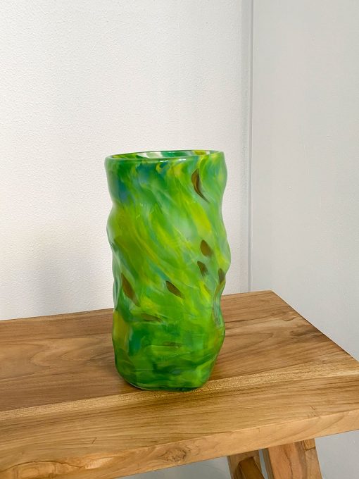 Grøn glasvase med konfetti fra Marie Retpen.