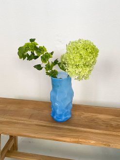 Stor unik glasvase i lyseblå